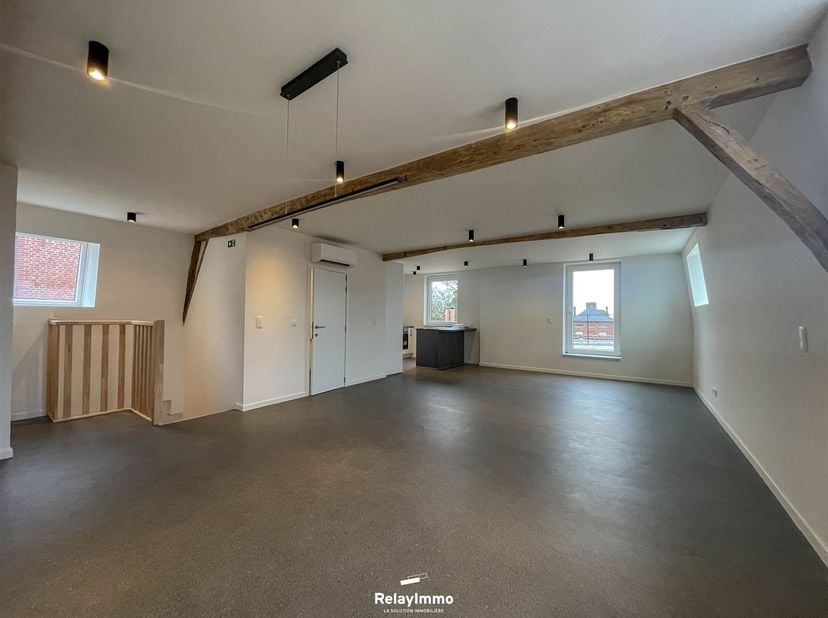 Prachtig gebouw met commerciële begane grond en prachtige driekamerwoning op de bovenverdieping. Goede commerciële locatie met gemakkelijk parkeren!<b