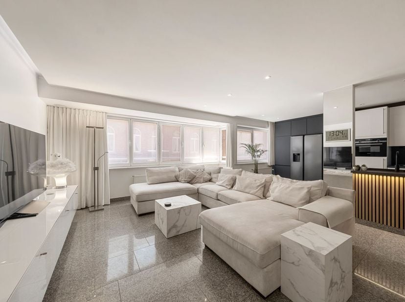 Dit appartement, inclusief garage, is gelegen in een kleine residentie (8 eenheden) in Roeselare-centrum. Het appartement is gelegen op het eerste ver