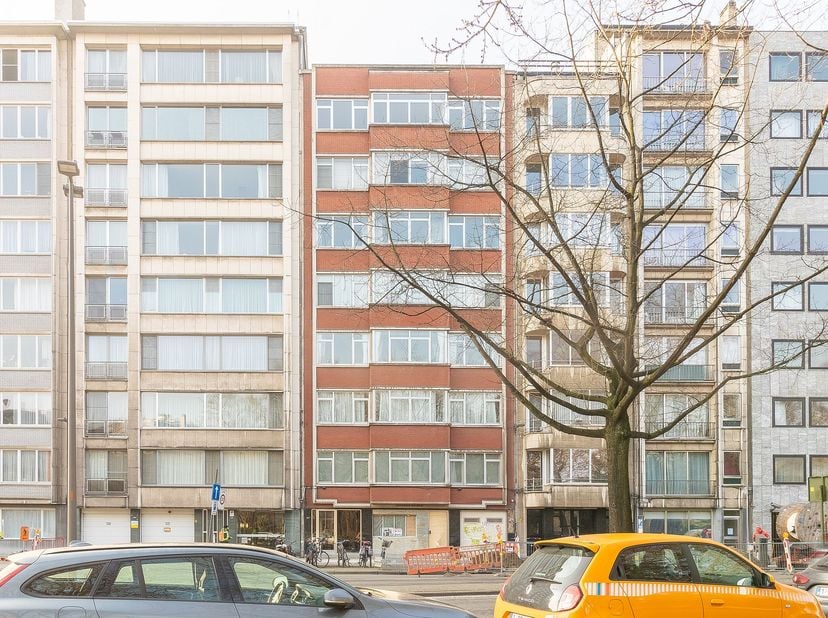 Dit appartement bevindt zich op de vijfde verdieping en biedt een uitzonderlijke woonervaring op een toplocatie in Antwerpen, pal naast alle voorzieni