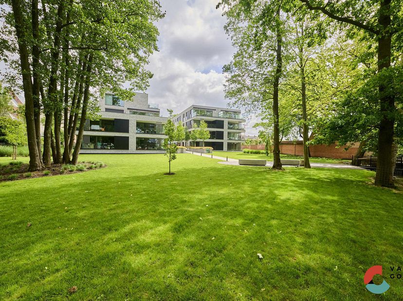 Exclusief luxe appartement van ruim 227m² in prestigieus parkdomein te Pelt met 4 privatieve staanplaatsen, 2 Bergingen en 2 terrassen. De terrassen z