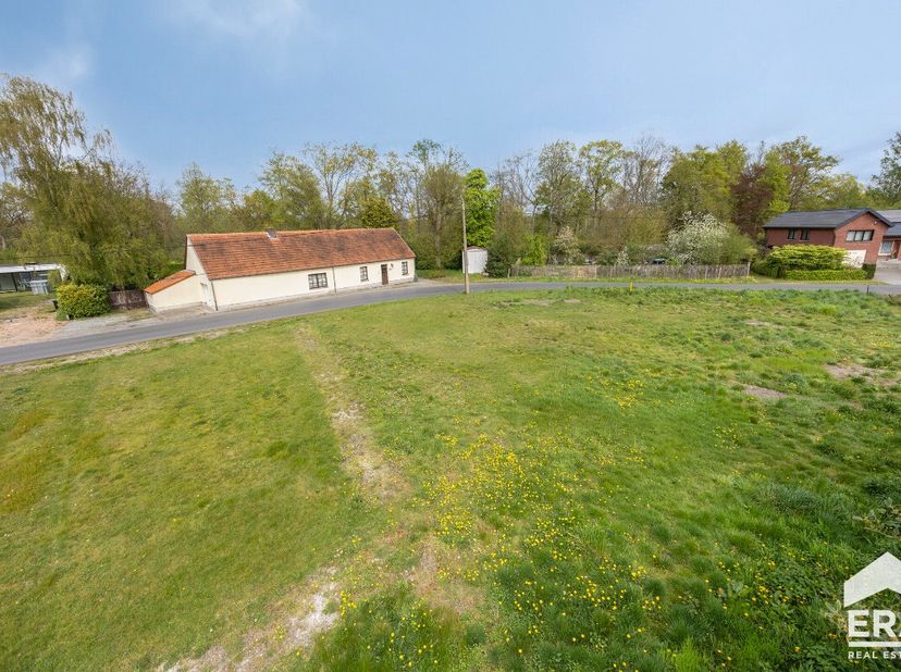 Op zoek naar de ideale locatie om uw droomwoning te realiseren? Deze mooie bouwgrond, gelegen in de rustige Kapelstraat te Balen, biedt een uitstekend