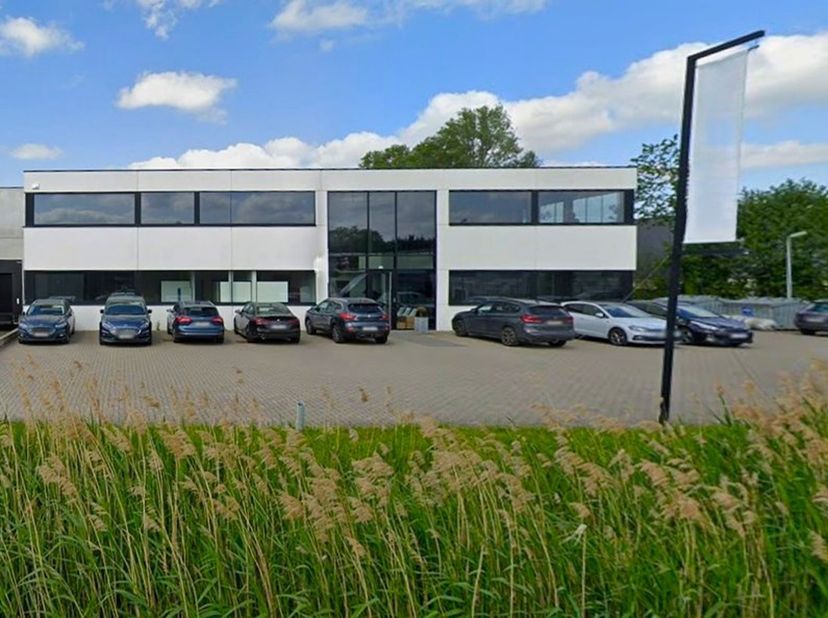 Modern en veelzijdig bedrijfsgebouw te huur in Heist-op-den-Berg met ruim magazijn en kantoren. Voorzien van laad- en loskade en 29 parkeerplaatsen vo