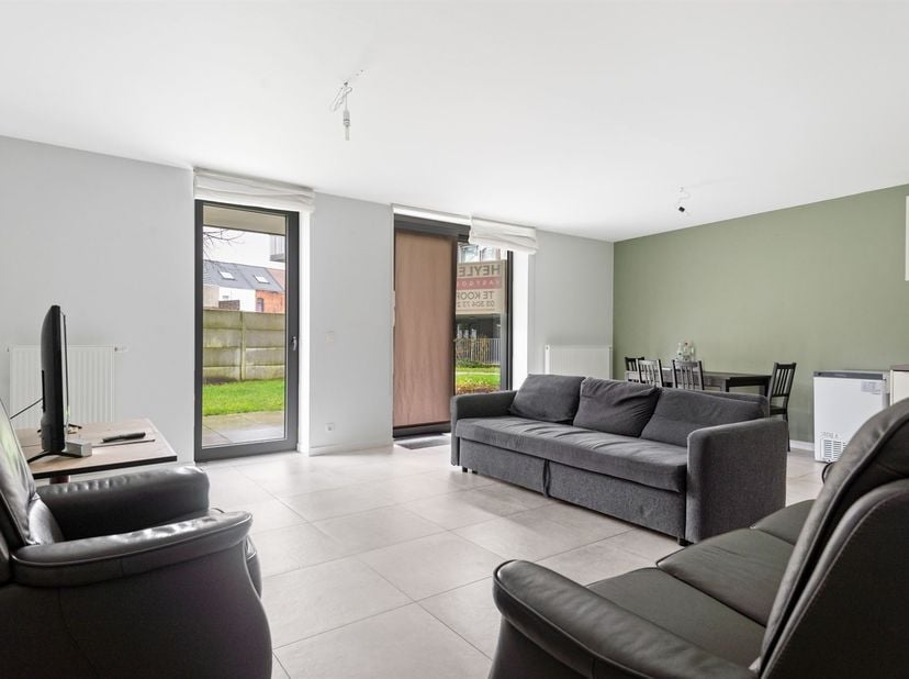 Het energiezuinig appartement is ideaal gelegen in een rustige, toch centrale wijk van Sint-Niklaas, met vlotte toegang tot het stadscentrum en de bel