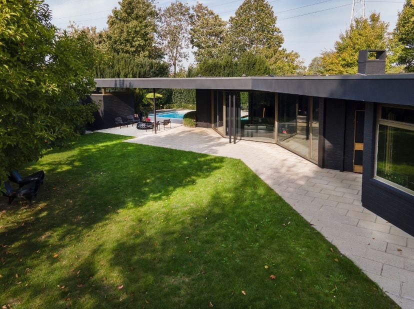In een rustige omgeving in Lendelede bevindt zich deze uitzonderlijk goed onderhouden laagbouwwoning, gebouwd in 1972 naar het ontwerp van architect P