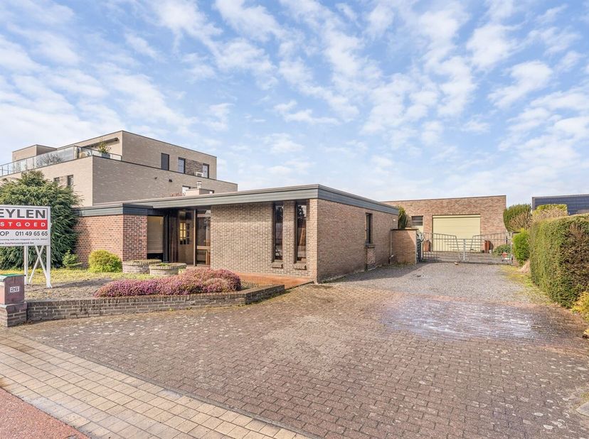 Ruime open bebouwing met magazijn <br />
Bent u op zoek naar een woning met veel potentieel én extra ruimte voor opslag of zelfstandige activiteit? Da