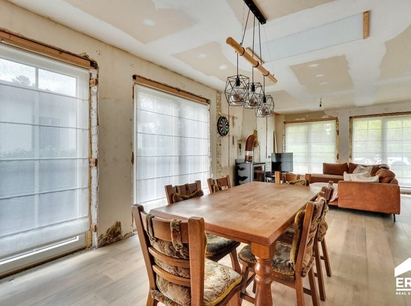 Welkom in deze charmante gelijkvloerse woning in Zonhoven. Hier woont u in alle rust, omringd door groen en met een prachtig, blijvend vrij zicht op d