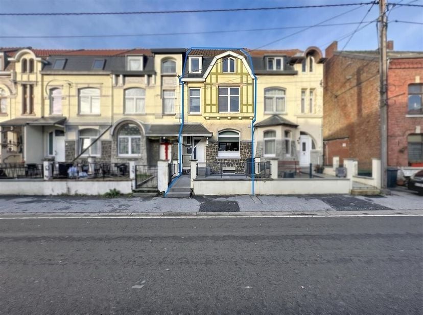 Magnifique maison située à Mazée !!!<br />
Le bien est composé comme suit : entrée, salle à manger, salon, cuisine, buanderie, wc, 4 chambres dont une