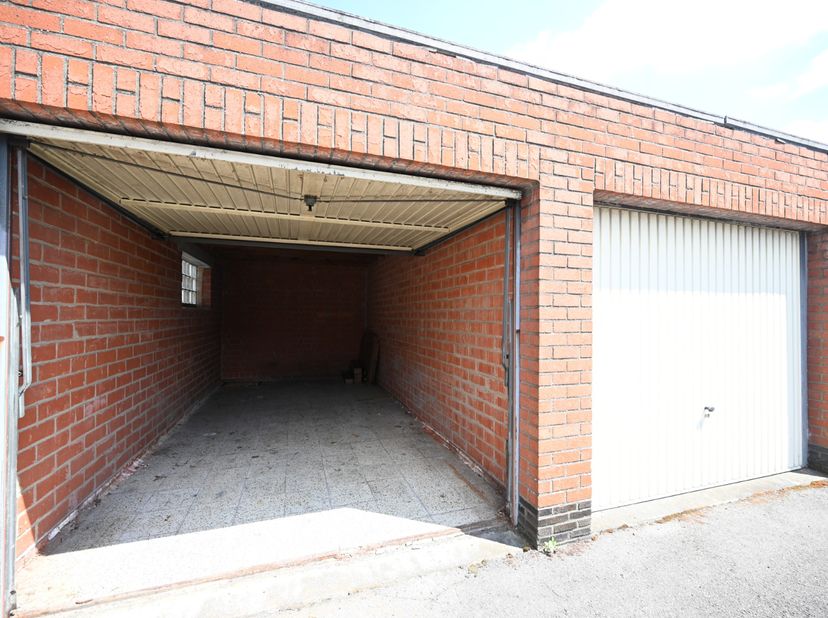 Garage te huur nabij het centrum van Kachtem.<br />
Prijs: €50/maand.<br />
<br />
Geen voorzieningen aanwezig.<br />
<br />
Telefonisch worden er gee