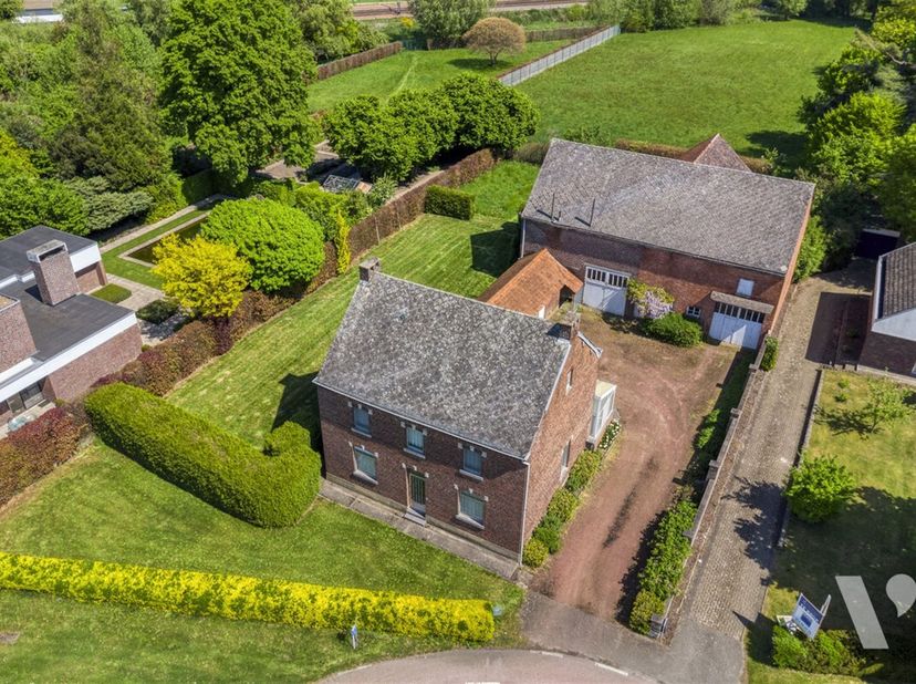 ENCORE À AJUSTER<br />
<br />
Maison de maître avec dépendance, jardin et prairie sur un vaste terrain de 61a 87ca en milieu rural<br />
<br />
Da