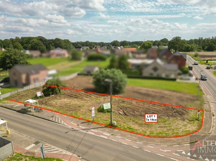 Goed gelegen bouwgrond van 7a 14ca voor een halfopen bebouwing.<br />
<br />
Residentiële ligging vlakbij het centrum van Zolder met winkels, scholen