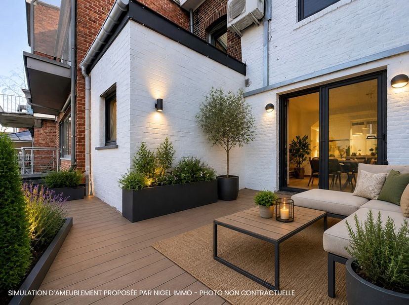 Bent u op zoek naar een woning waar u alleen nog maar uw koffers hoeft neer te zetten? Volledig gerenoveerd in 2020 met kwaliteitsmaterialen, biedt di