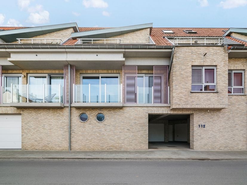 Bent u op zoek naar een ruim, comfortabel en perfect onderhouden appartement? Dan is dit prachtige duplexappartement in een kleinschalige residentie u