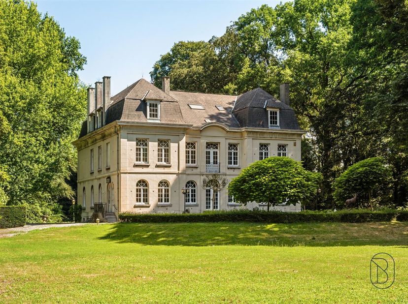 Magnifique château sis au milieu d'un domaine de plus de 8ha avec écuries (185m2), dépendances, bois, prairies et parc.<br />
 Comprend pour l'habitat