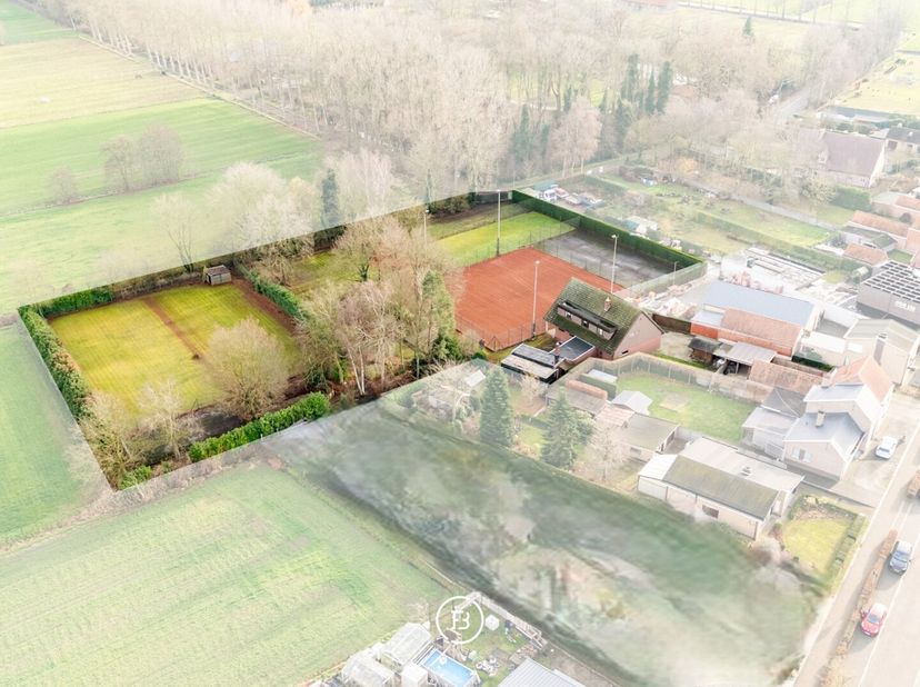 Destijds heel goed draaiende tennisclub in Assenede. Het geheel ligt in een RUP voor sportterreinen en omvat 6 tennisterreinen, een 'krulbol'-baan, Ve