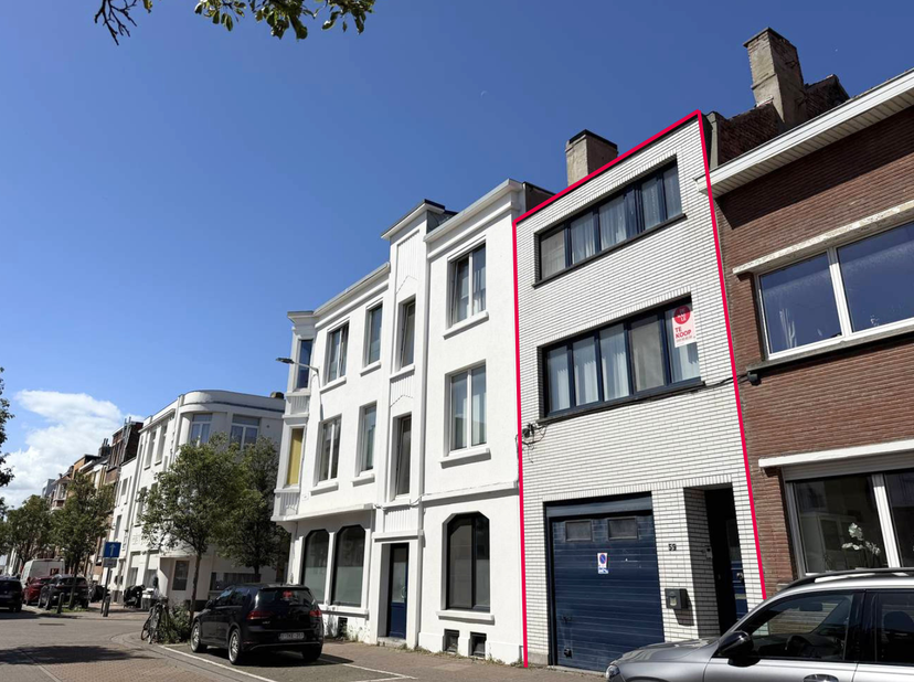 Découvrez cette maison de ville de trois chambres prête à emménager, située le long de la Gerststraat dans un quartier résidentiel d'Ostende. Cet empl