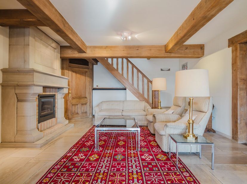 Dit karaktervolle penthouse op een absolute toplocatie combineert authentieke charme met spacieuze woonruimtes en biedt een uitzonderlijk uitzicht op
