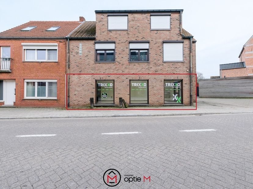 In het centrum van Meerhout, op&amp;nbsp;de Molenstraat 4, bevindt zich dit kantoor/winkelruimte te koop van 84 m². <br />
<br />
Het pand heeft&amp;nbsp;een&amp;