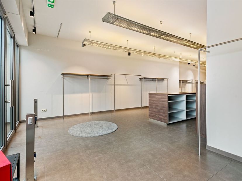 Commerciële kantoorruimte / handelsruimte van 168 m² op toplocatie in centrum Geel<br />
De ruimte deed recent dienst als kledingwinkel, maar is perfe