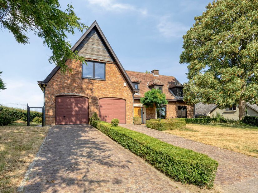 Tijdloze, volledige gerenoveerde villa op een perceel van 16a 81ca in Riemst.<br />
<br />
Deze stijlvolle en karaktervolle villa is gelegen aan de Vi