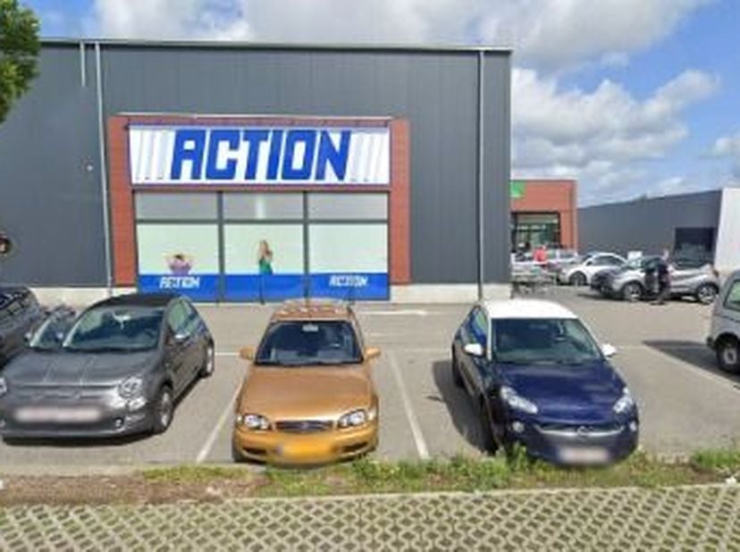 Commercieel pand (vrij van huurder) met magazijn te koop in Lanaken.<br />
<br />
--------<br />
niet opsplitsbaar<br />
<br />
te huur - kantoor (1 u