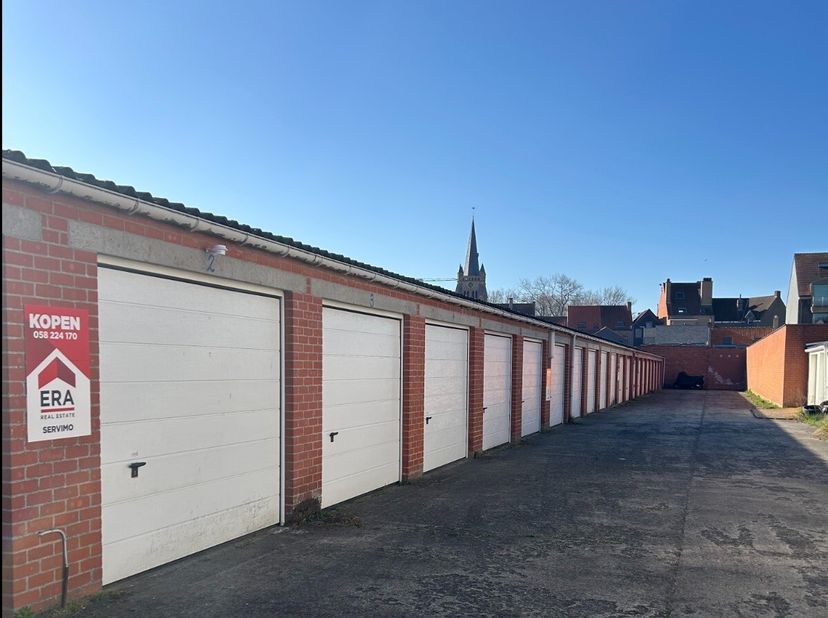 Te koop te De Panne: 10 garages, waarvan 8 verhuurd. Ze liggen in een rustige omgeving in De Panne, met een goede ligging en lage gemeenschappelijke k