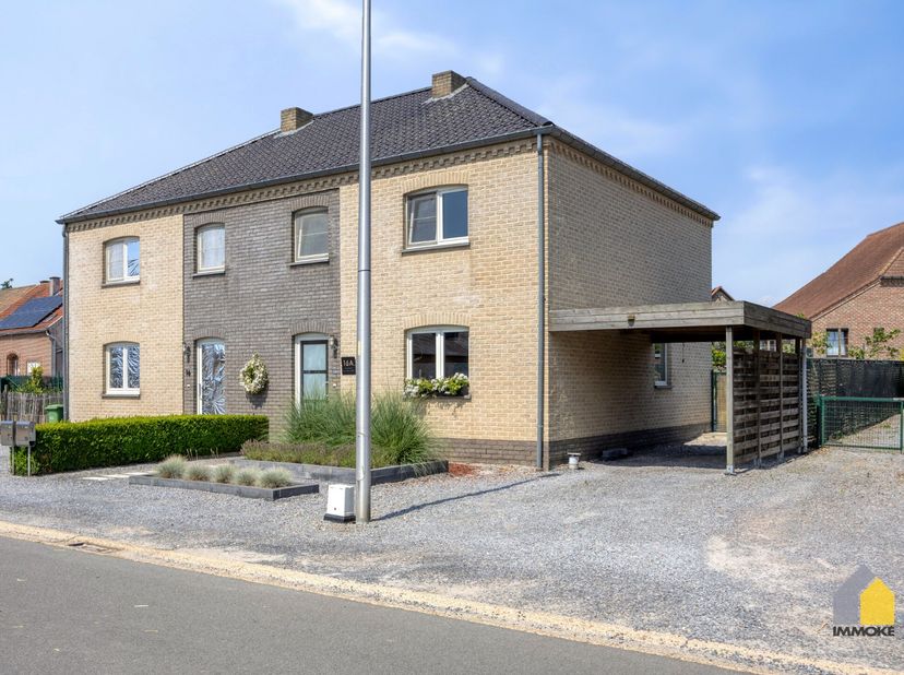 OMSCHRIJVING:<br />
- GELIJKVLOERS: Inkomhal met vestiairenis en gastentoilet, lichtrijke woonkamer (8,40 x 4,00 m) met open keuken, voorzien van koel
