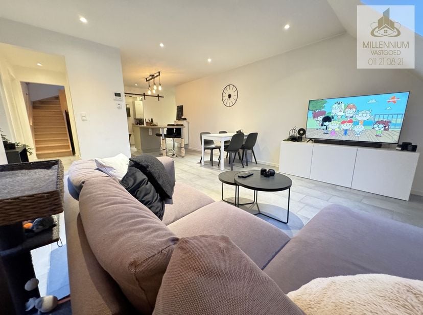 Dit prachtig afgewerkte duplex/penthouse, volledig gerenoveerd in 2018, is een absolute parel in het hart van Diepenbeek.<br />
<br />
Met een bewoo