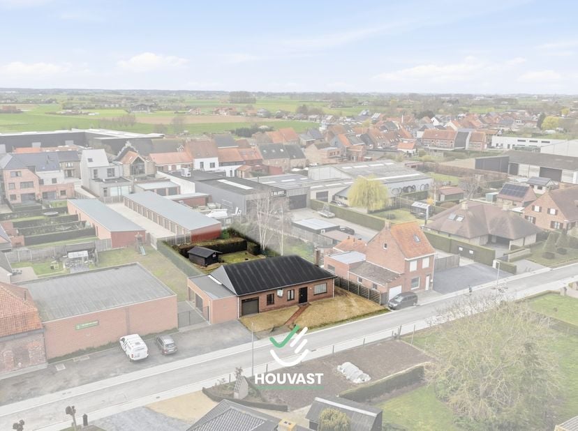 Deze bungalow is gelegen in het hart van het pittoreske Woesten, een deelgemeente van Vleteren, op korte afstand van Poperinge en Ieper. Dankzij de ru