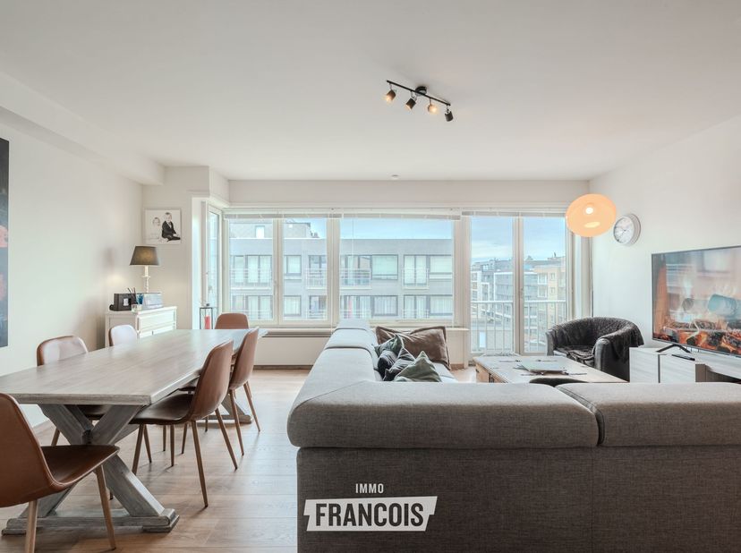 Au septième étage, au 11 de la rue Alexandre Ponchon à Middelkerke, se trouve cet appartement spacieux offrant une vue latérale sur la mer. Grâce à so