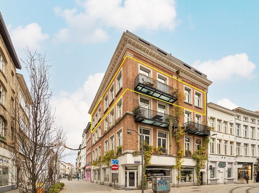 Dit uitzonderlijke appartement is gelegen op de derde verdieping van een kleinschalige en verzorgde residentie, pal in het hart van het historische st