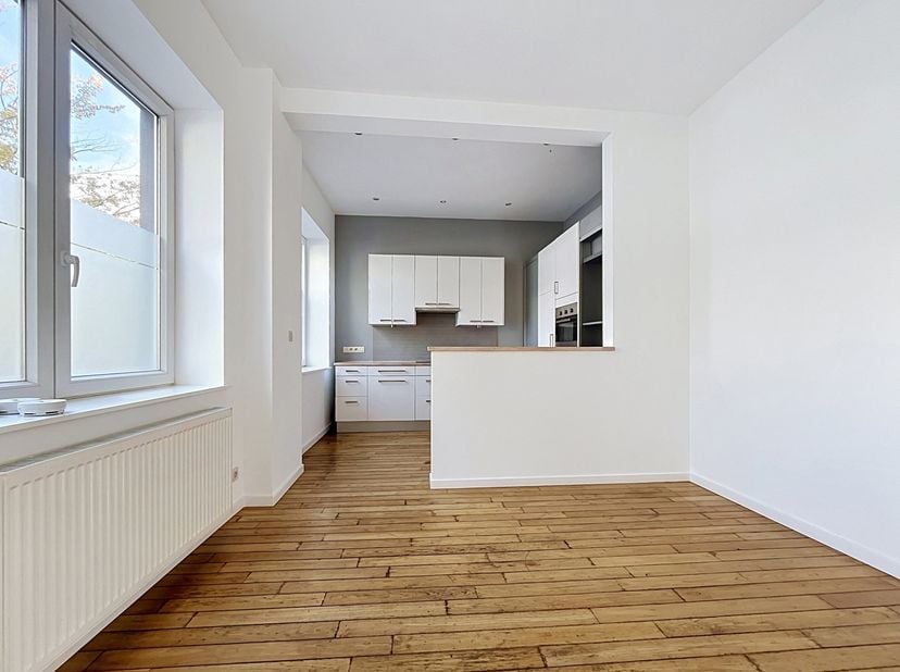 -Situé dans le quartier prisé de Dansaert, bel appartement au rez-de-chaussée d’une superficie de 117 m².<br />
Il se compose d’un agréable espace de