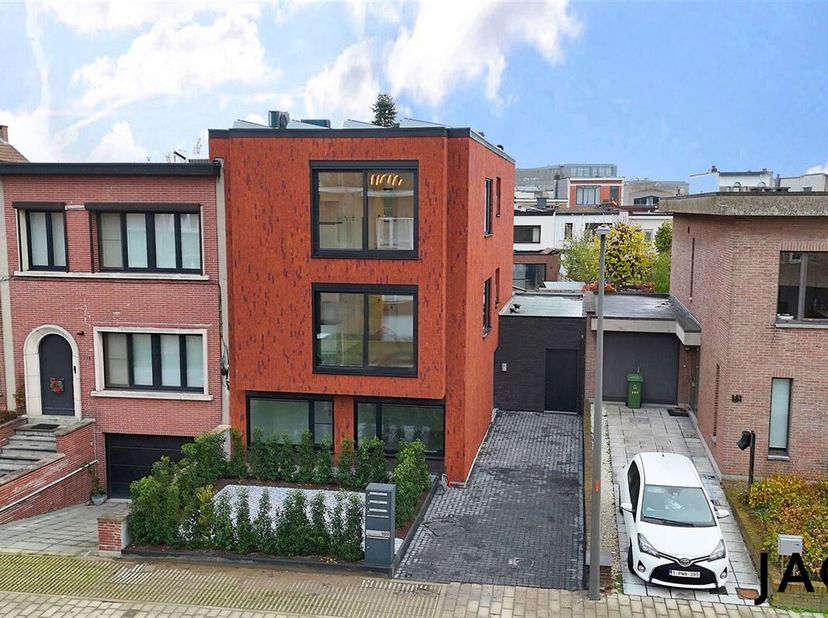 JACQ presenteert u graag dit stijlvol gerenoveerde appartement (EPC A+), gelegen in een volledig vernieuwd en modern appartementsgebouw. Het pand valt