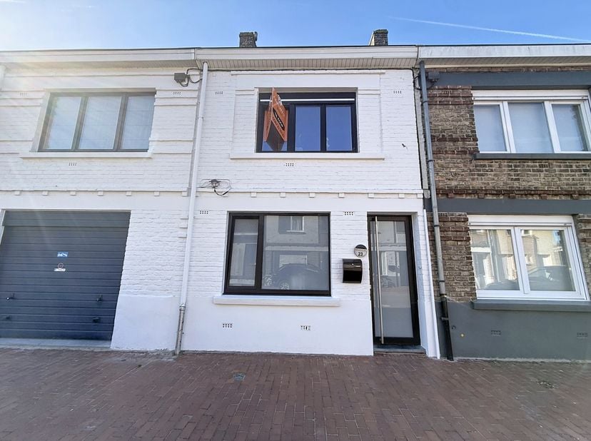 Deze gezellige gezinswoning is centraal, maar rustig gelegen in Nieuwpoort-Stad en biedt de mogelijkheid om de woning verder naar eigen smaak af te we