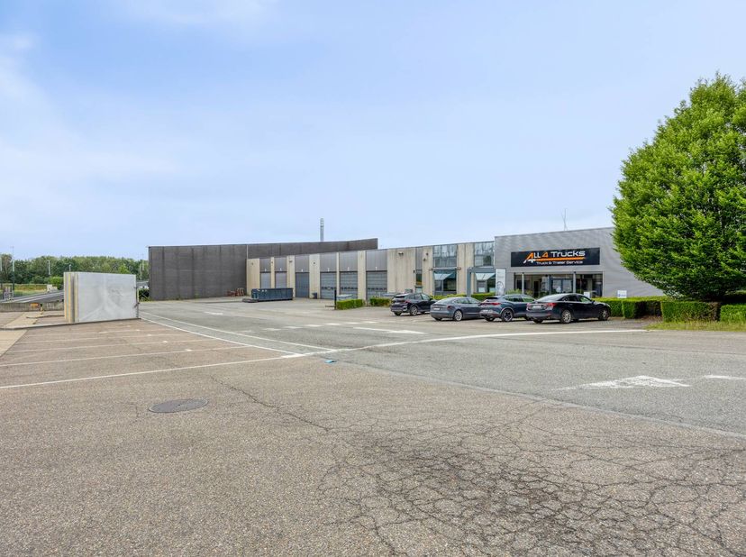 Multifunctionele bedrijfs-/logistieke site te huur – Klaverbladstraat 32, 3560 Lummen<br />
<br />
Op een uiterst strategische locatie in het hart van