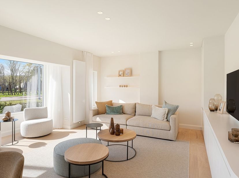 Sur un emplacement exceptionnel à Duinbergen, à deux pas de la plage et des dunes, se situe cette villa jumelée rénovée avec des matériaux de haute qu