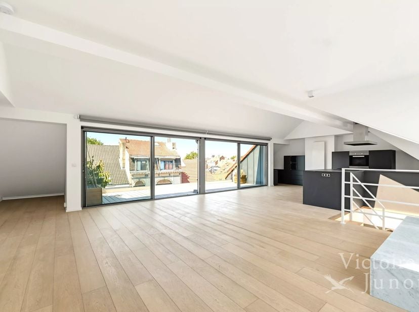 In de gewilde wijk Chatelain/Place Brugmann, prachtig hedendaags penthouse van ± 177 m² brut, recent gerenoveerd in een kleine copropriété. Het bestaa