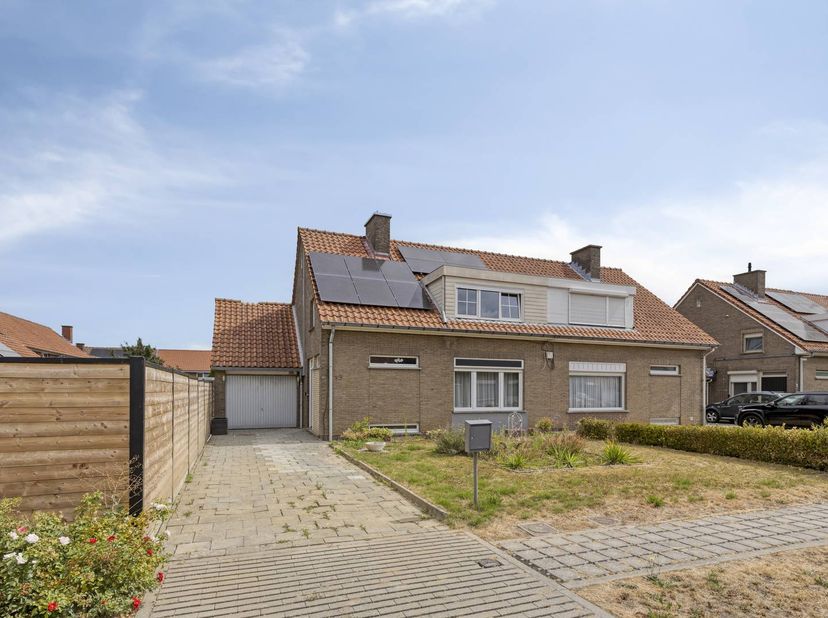 Cette maison mitoyenne est située dans la campagne de Mater, un quartier d'Audenarde. <br />
La maison a été récemment rénovée : par exemple, la maiso