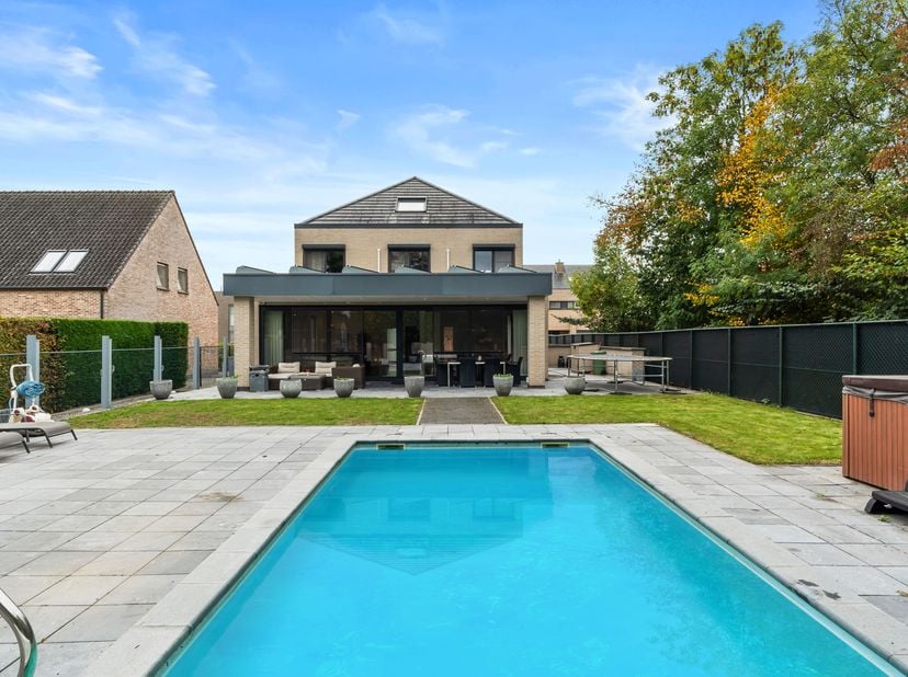 Luxe, moderne woning met zwembad, vijf slaapkamers en grote, prachtig aangelegde tuin in een rustige, kindvriendelijke omgeving nabij Maastricht<br />