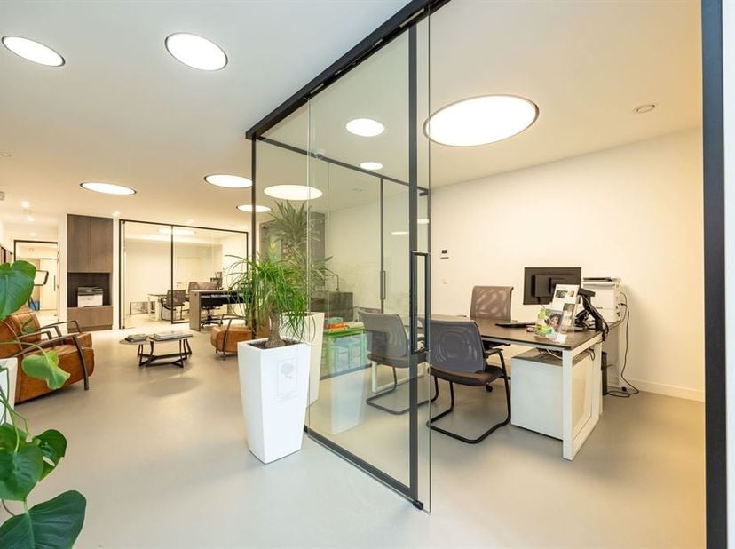 Luxueus ingericht handelspand of kantoor op commerciële ligging in het centrum van Brasschaat. Dit prachtig pand werd opgeleverd in 2017 en beschikt o