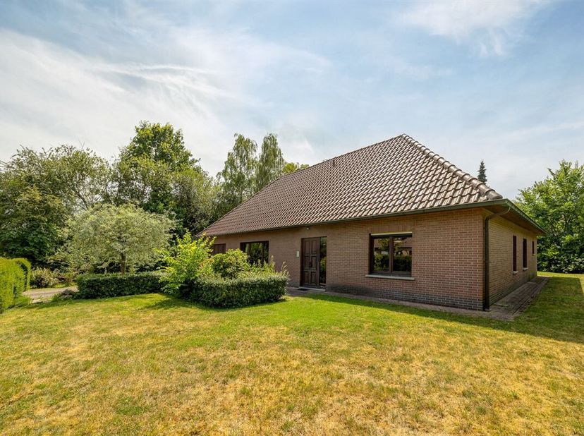 Statige open bebouwing met potentieel in Lint<br />
Ruim, statig en enorm veel potentieel. Zo kunt u deze open bebouwing in Lint het best omschrijven.