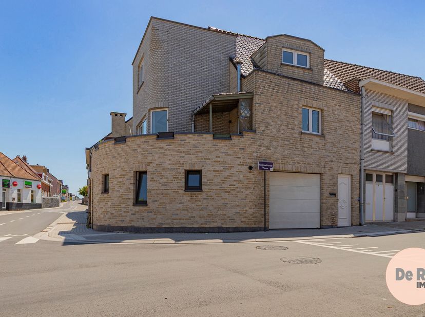 LIEDEKERKE - In het centrum en op een steenworp van alle voorzieningen, bevindt zich deze verzorgde woning (type beletage/duplex) met inpandige garage