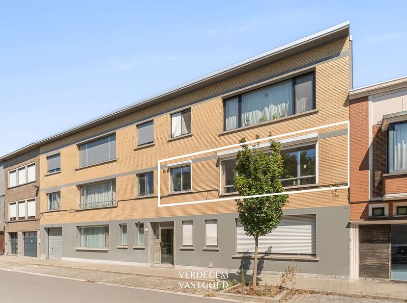 Situation<br />
Un cadre de vie paisible à deux pas de la ville.<br />
Une rue large et calme avec des places de stationnement devant la porte ; en un