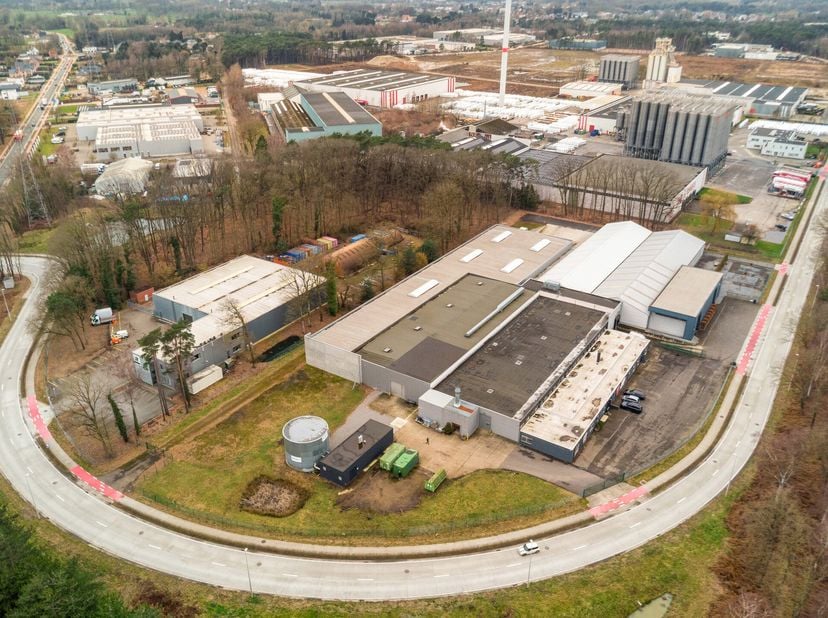 Industriële topsite met showroom en logistieke troeven op topligging langs de E313<br />
Op zoek naar een strategisch gelegen industriële site met max