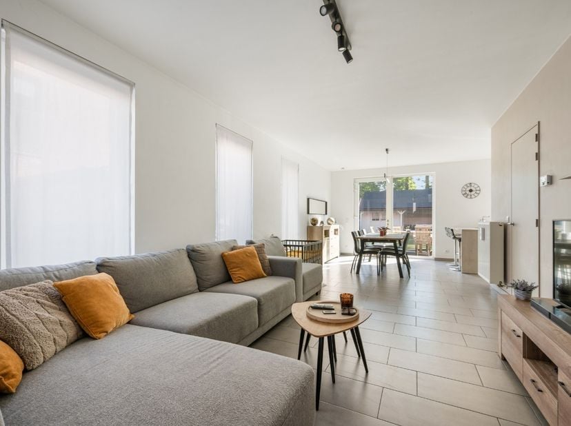 - Maison semi-ouverte clé en main<br />
- Emplacement calme au centre de Dadizele : Kapelleveld 74<br />
- Espace de vie lumineux avec vue sur le jard