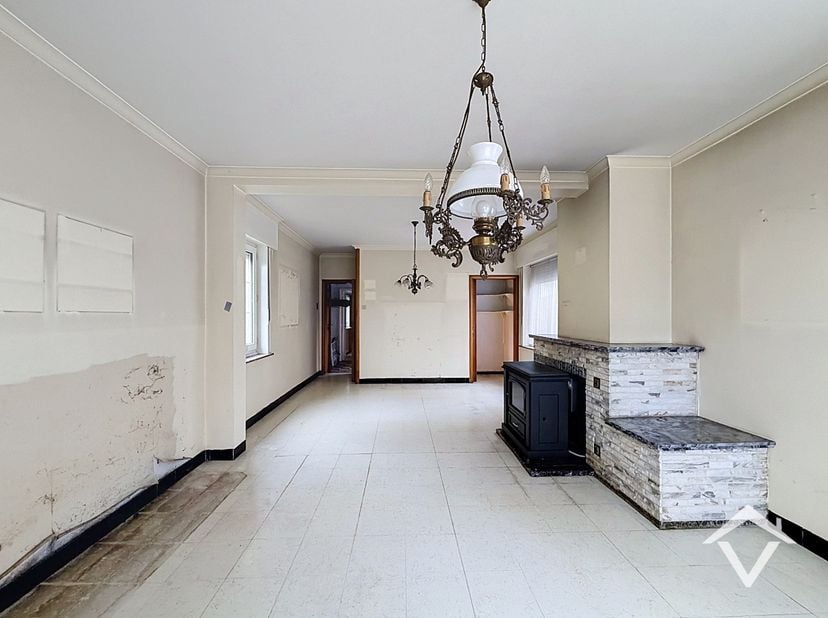 Deze woning is gelegen in een rustige straat met optimale verbinding naar de E403, het stadcentrum en nog veel meer! <br />
<br />
De indeling is als