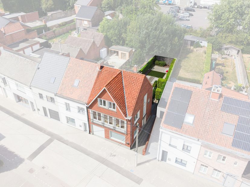 Ontdek deze gezellige en ruime stadswoning met maar liefst 191 m² woonoppervlakte, gelegen tussen Roeselare en Rumbeke. Dankzij de centrale ligging ge