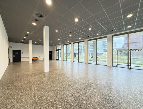                                         Handelsgelijkvloers te huur in Oostende, € 2.900
