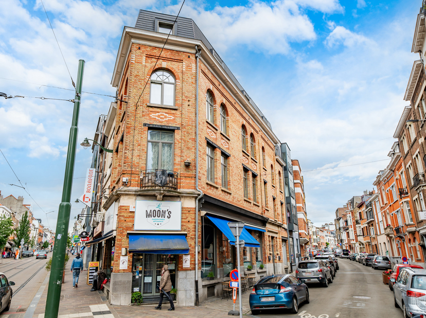 Trianon Invest biedt u een complex voor gemengd gebruik aan, gelegen in een zeer aantrekkelijk hoekgebouw, volledig gerenoveerd in 2012 (en onderverde