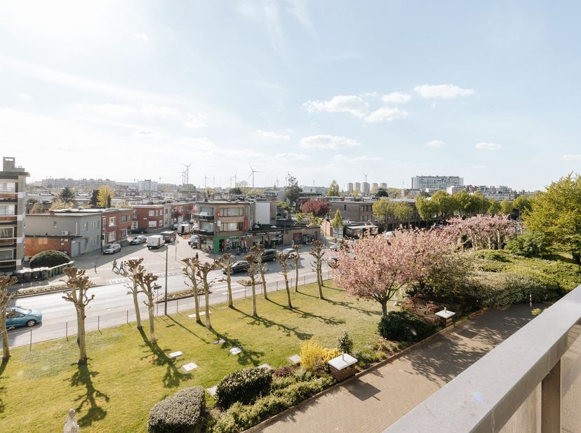 Op de derde verdieping van een verzorgde residentie ontdek je dit instapklare appartement. Het pand is centraal gelegen, met alle voorzieningen in de