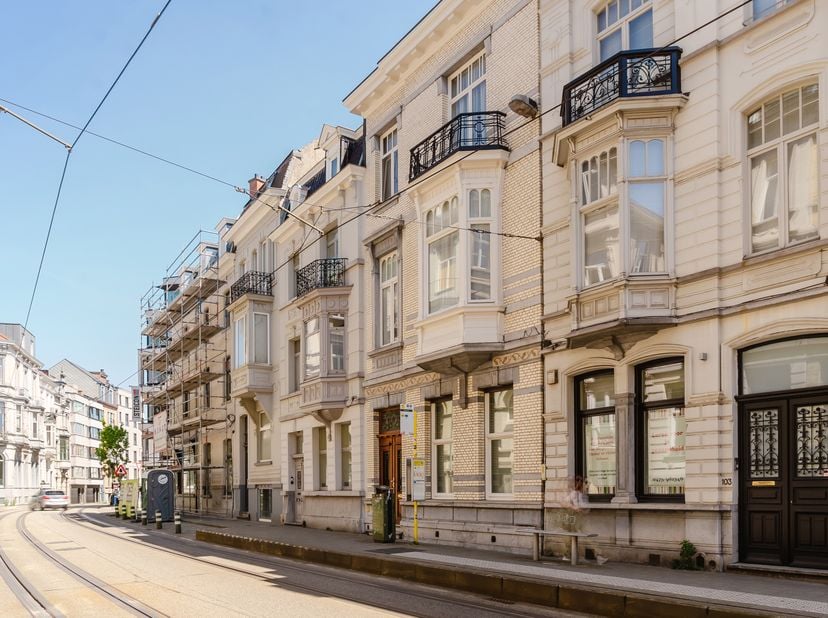 Ligging<br />
Gelegen in de Gebroeders Vandeveldestraat en de Sint-Martensstraat aan de Oude Houtlei te Gent. Een makkelijke verbinding met het openba